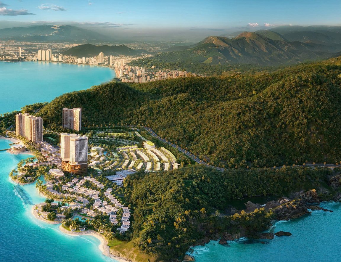 Đại cảnh Vega Alora trên mũi biển Bắc Nha Trang — tháp căn hộ và khu thấp tầng giữa núi xanh, vịnh biếc